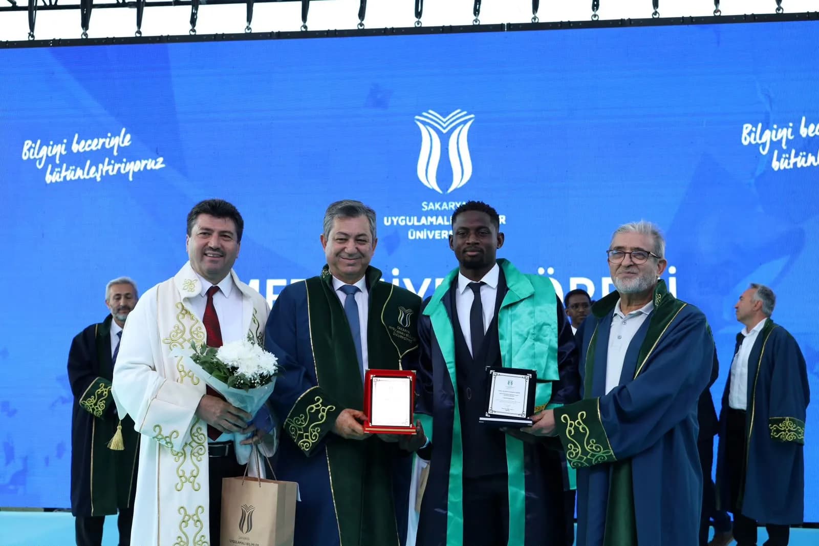 Birama Fousseyni Sidibe, mezuniyet töreninde üniversite birinciliği plaketini alırken