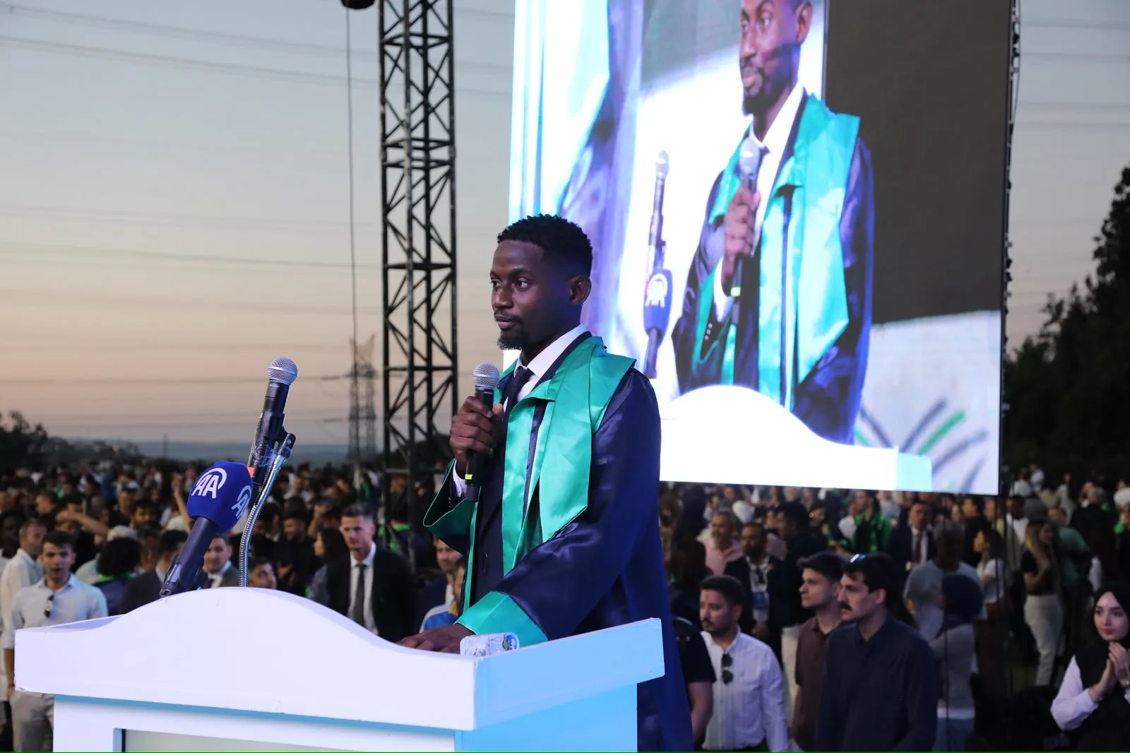 Birama Fousseyni Sidibe, mezuniyet töreninde kürsüde konuşma yaparken