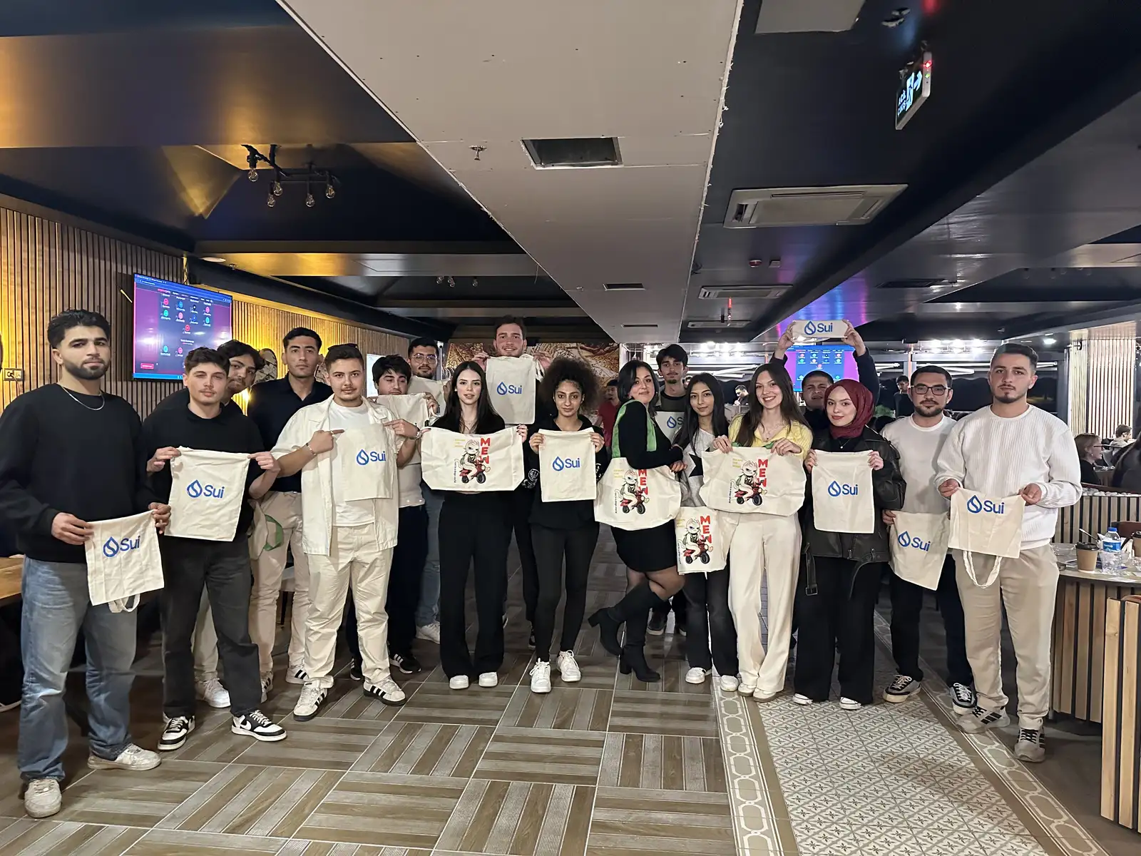 Tanışma etkinliğinde büyük grup, herkes hediye çantasıyla