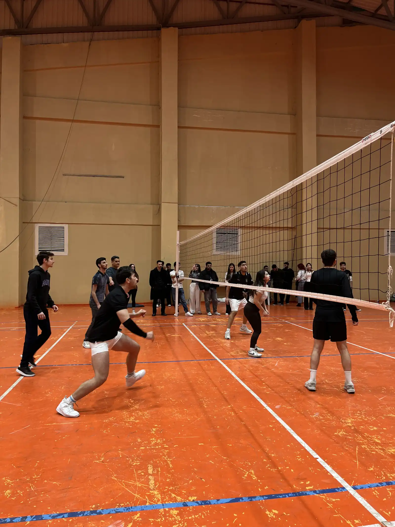 Voleybol turnuvasında file üzerinden bir mücadele anı