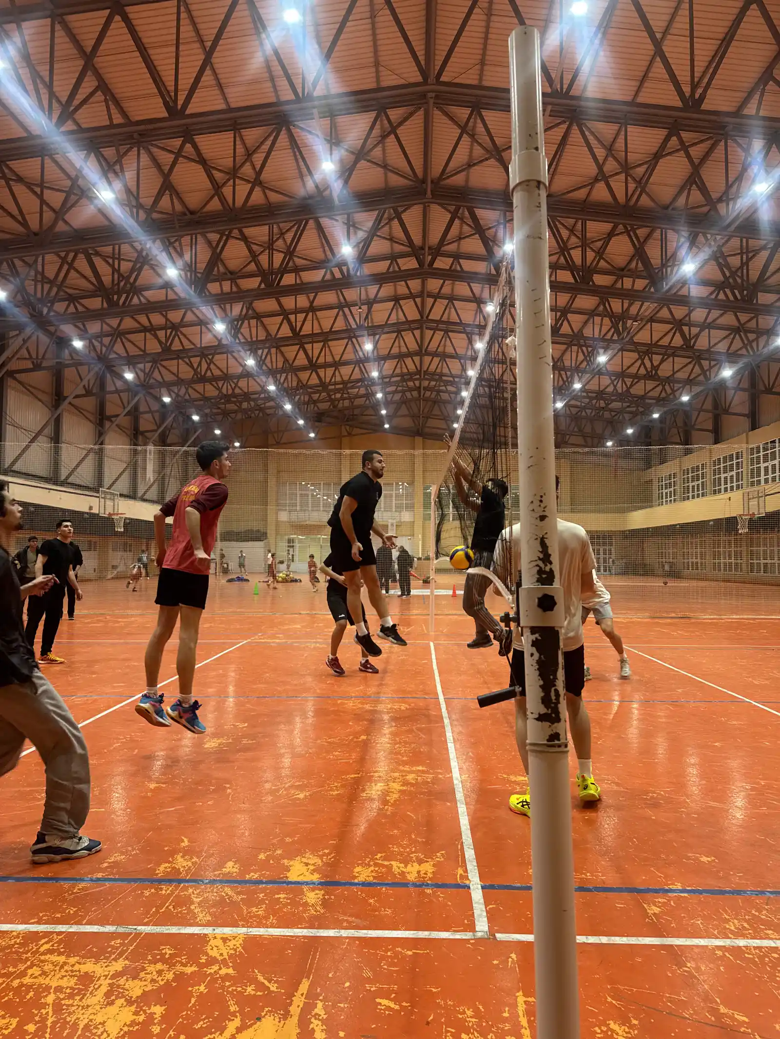 Voleybol turnuvasında takımlar sahada
