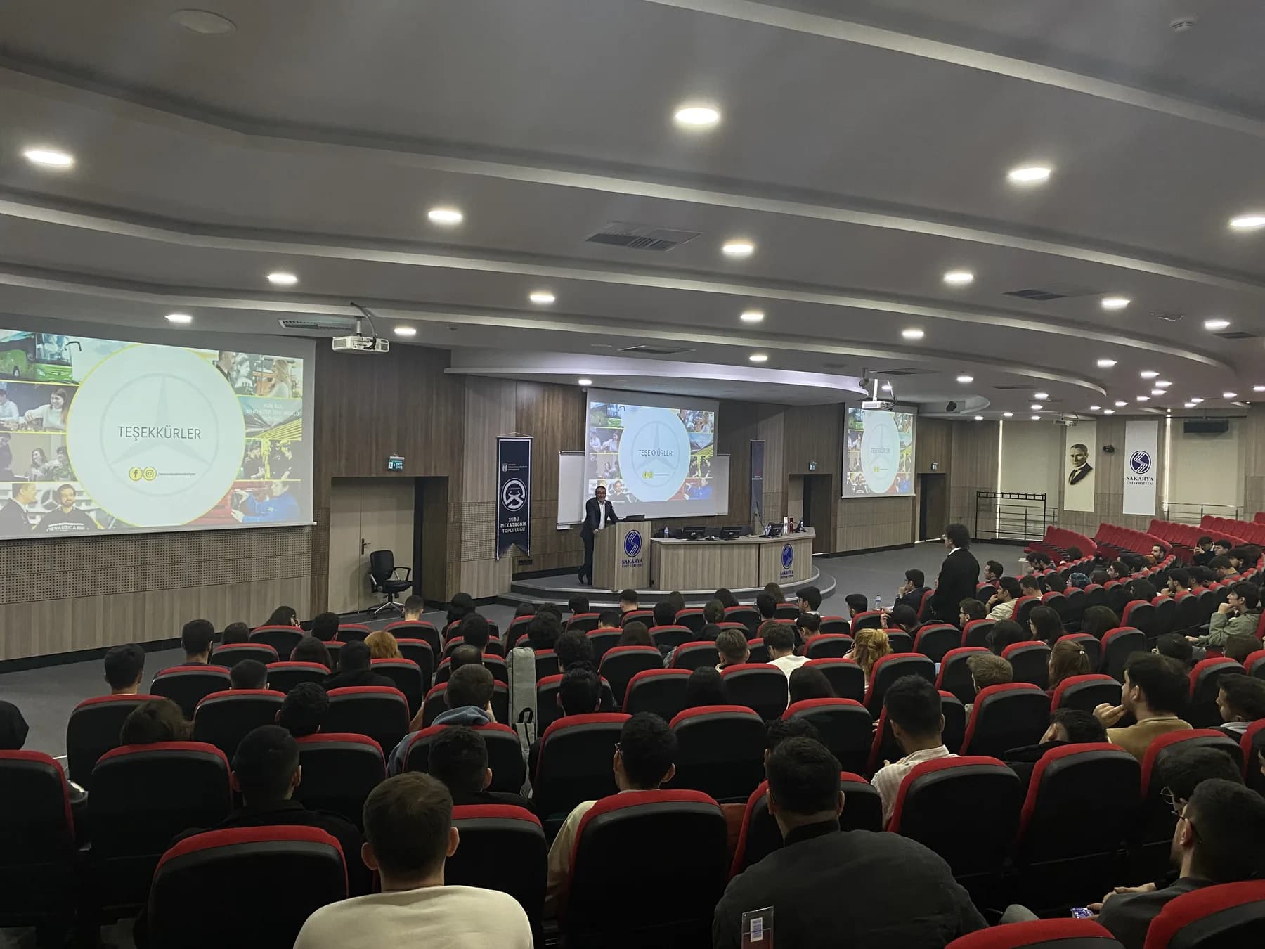 Otomotiv Zirvesi 2024-2025 sahnesi