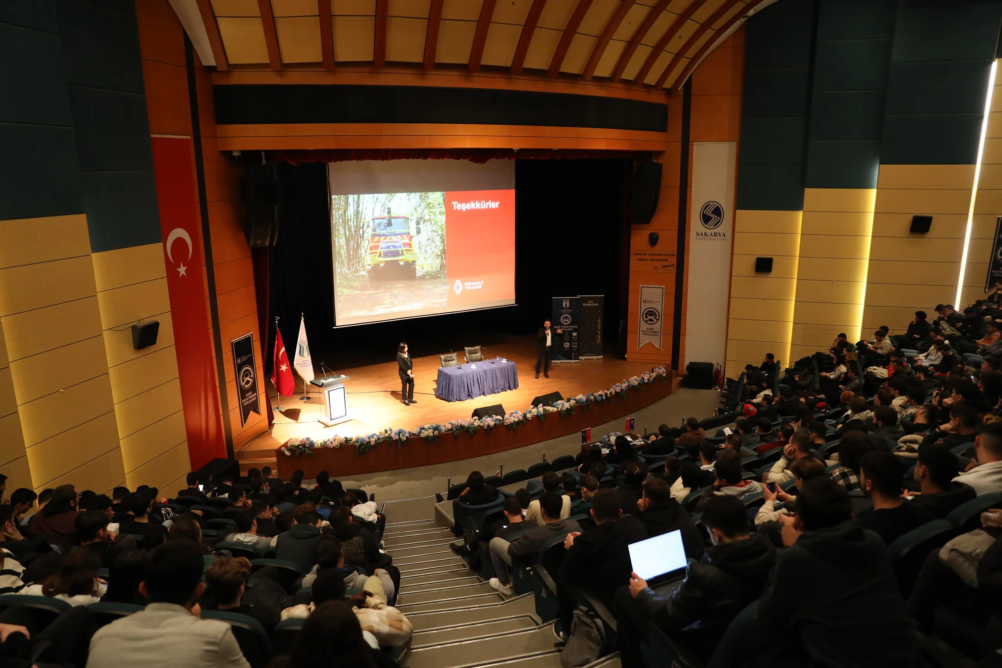 Spor Zirvesi sahnesi, salonun arkasından görünüm