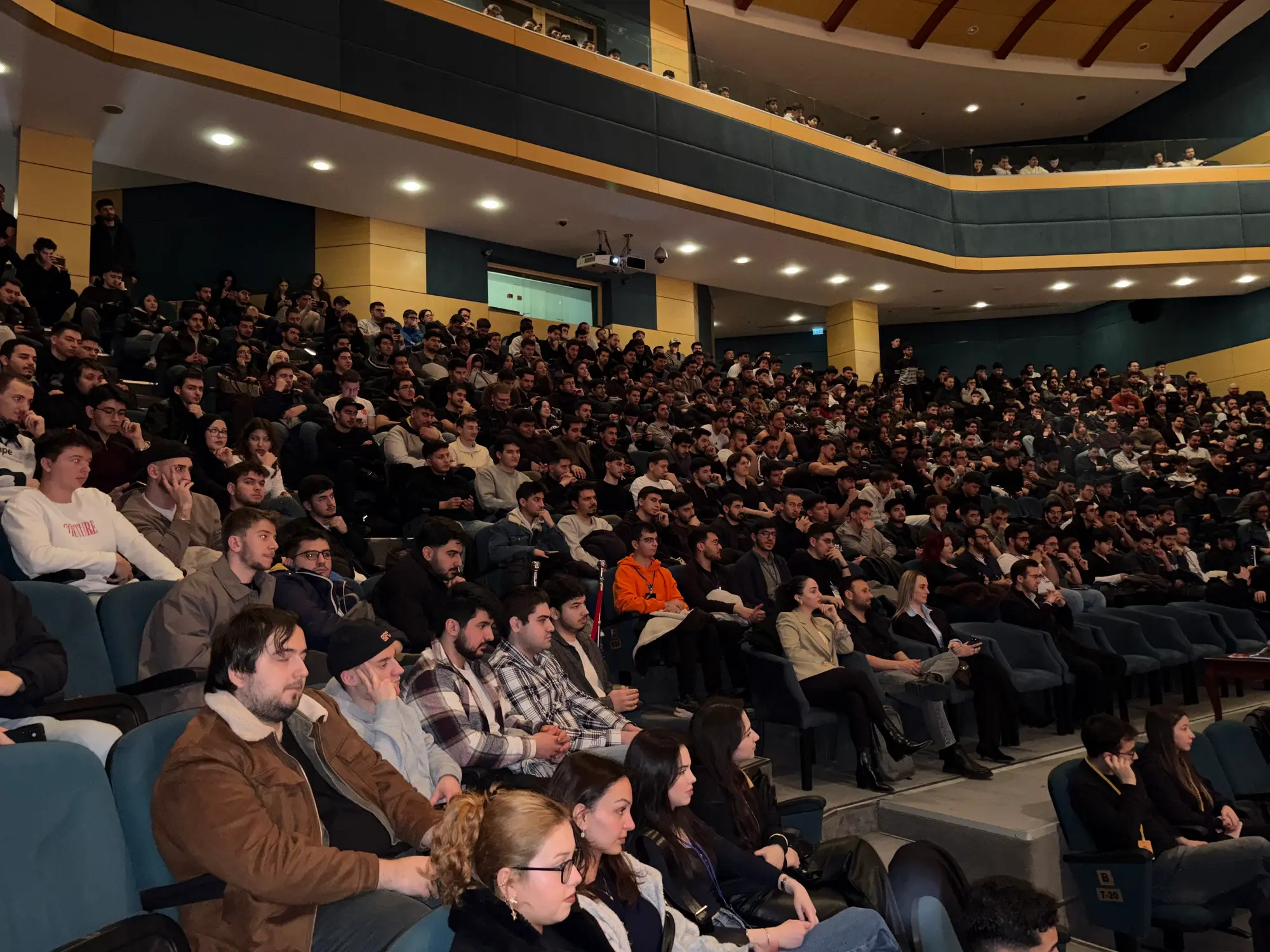 Spor Zirvesi'nde tamamen dolu salon, yüzlerce katılımcı