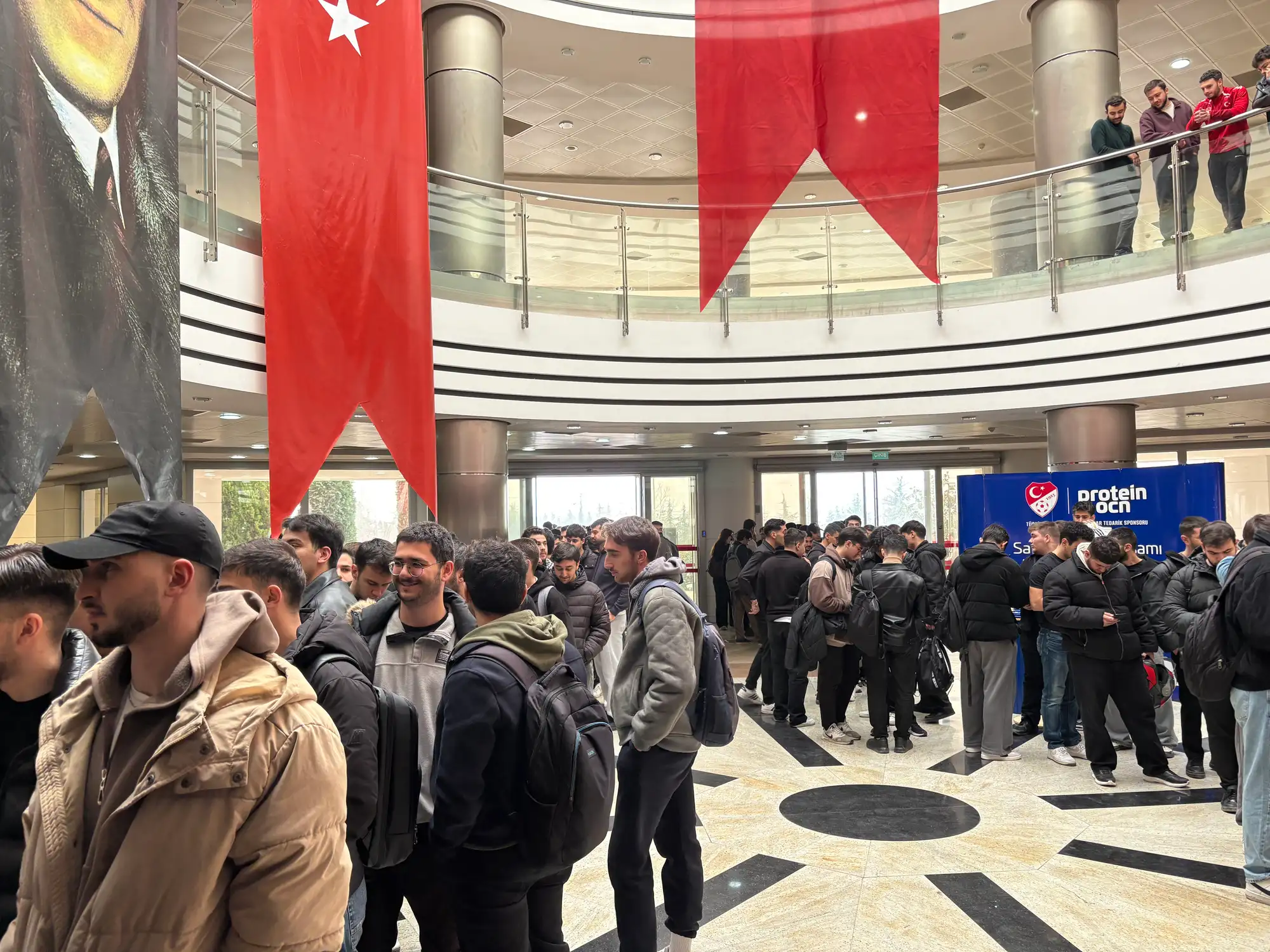 Spor Zirvesi lobisinde bayraklar ve katılımcılar