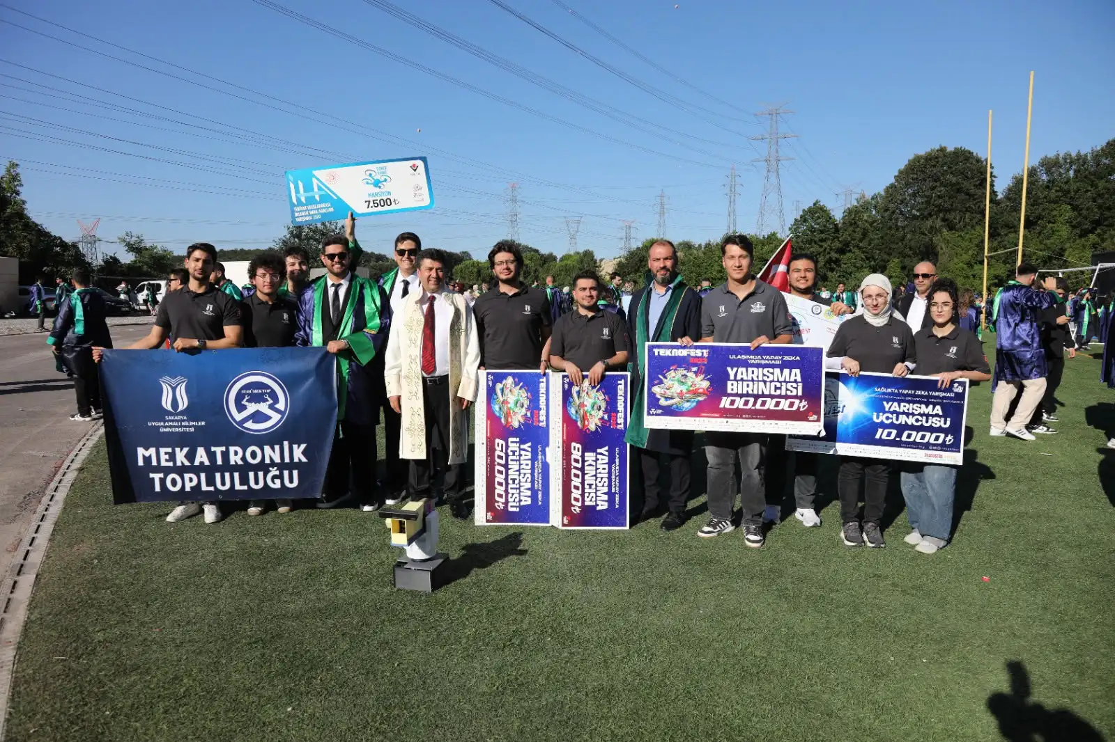 MEKTOP ekibi TEKNOFEST'te kazandığı birden çok ödül çekiyle toplu fotoğrafta — mansiyon, ikincilik, birincilik ve üçüncülük dereceleri